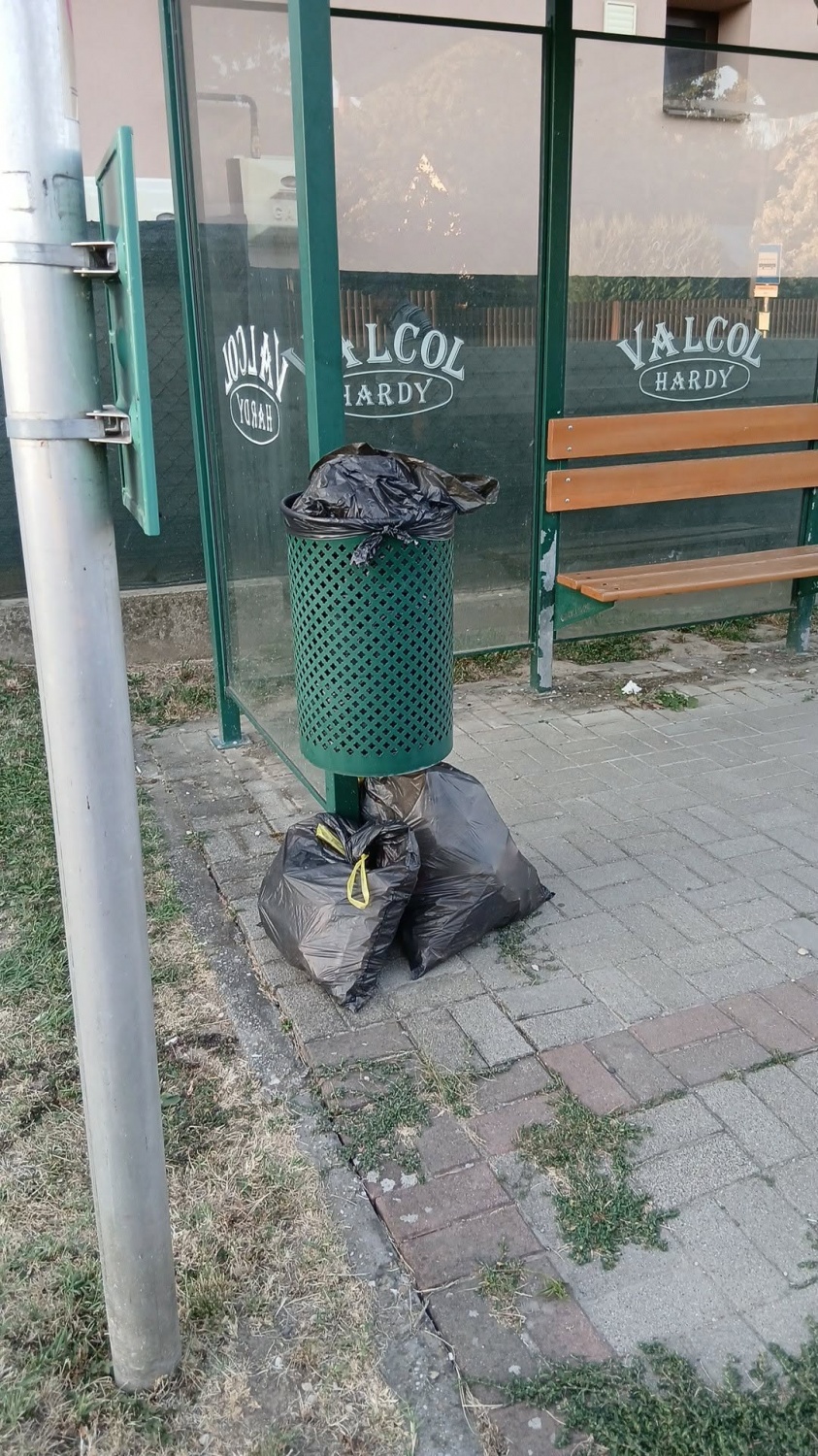 Szemetes zsákok a közterületi hulladékgyűjtőkbe